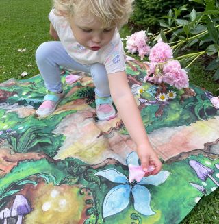 Milujem to keď si ich vezmeme von 😍 šatkám od @mamakaki.sk to v prírode pristane 🥰 s kvetmi, s kamienkami, vo vode aj v...