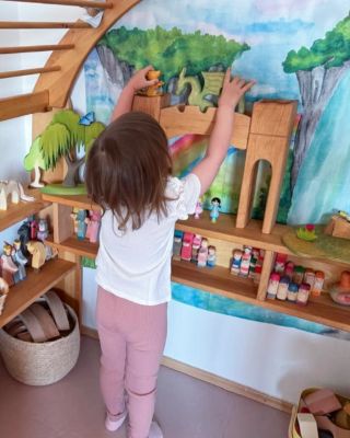 Keď pridáte k hre to pravé pozadie, získate dokonalú čarovnú atmosféru. Tentokrát so šatkou 🌈🌿🌸ZÁZRAČNÝ VODOPÁD🌸☘️🌈...